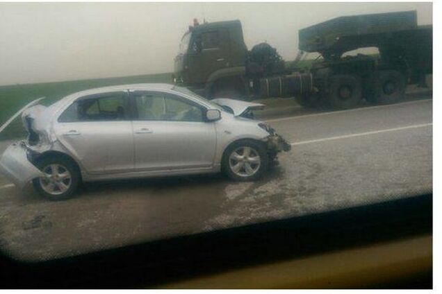 Путинские вояки на КамАЗе протаранили авто в Ростовской области: фотофакт