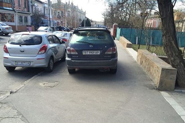'Герой парковки': кто сказал. что тротуар для пешеходов?