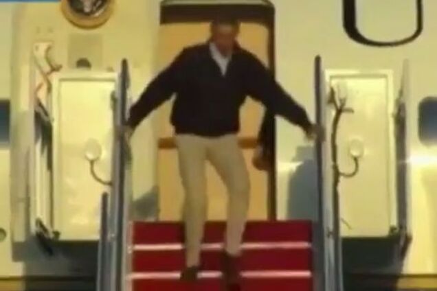 Обама чуть не упал с трапа самолета на глазах у военных: видеофакт