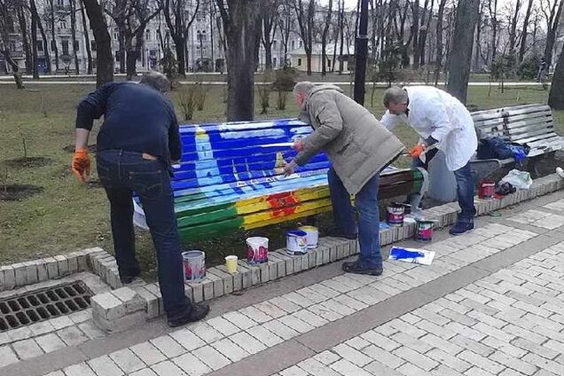 В Киеве появилась 'Байкерская' аллея и граффити на скамейках: фотофакт