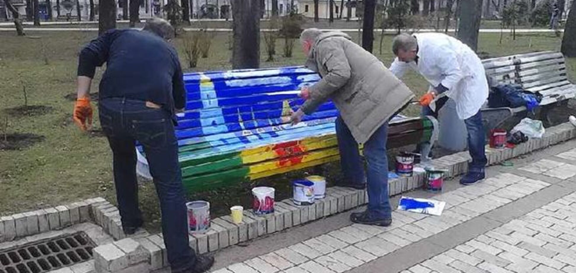 В Киеве появилась 'Байкерская' аллея и граффити на скамейках: фотофакт