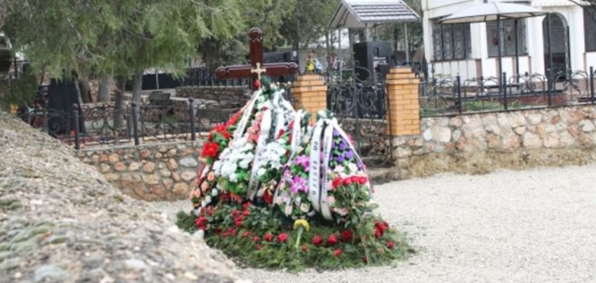 'А вдруг он не умирал?': путешествие к 'могиле' сына Януковича