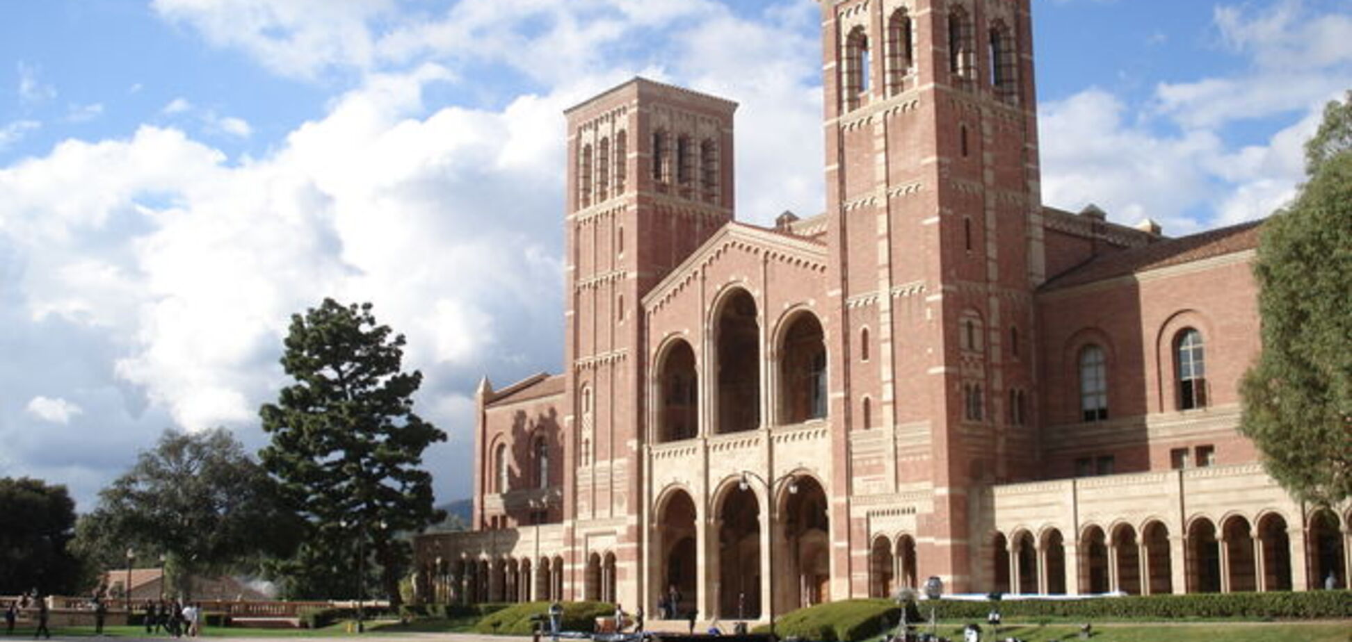 Неизвестный расстрелял подростков в университете в Лос-Анджелесе