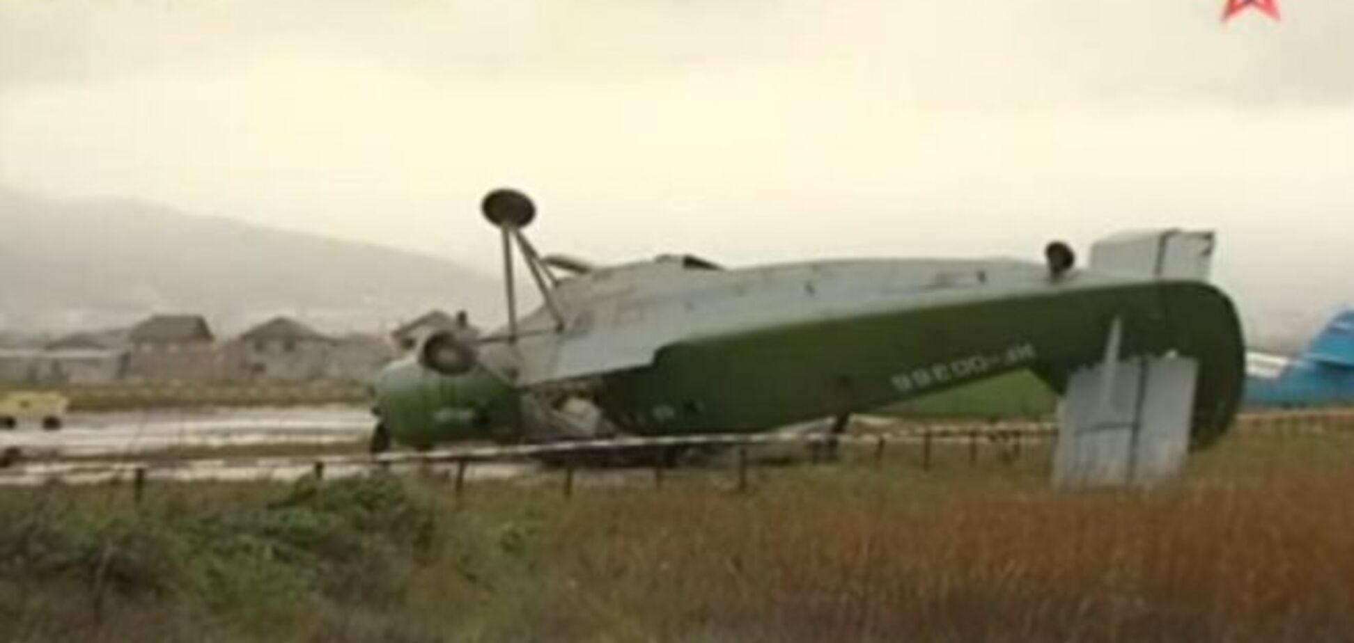 В России на аэродроме ветер перевернул самолет: видео последствий