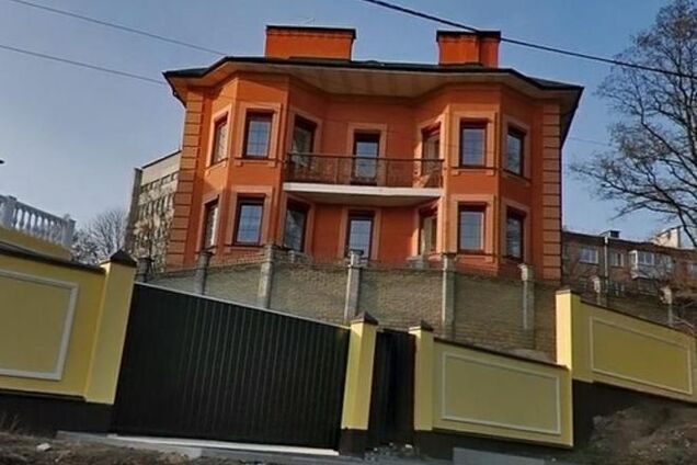 СБУ не дала Азарову продать дом в центре Киева