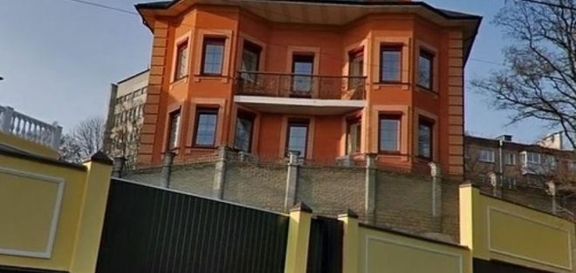 СБУ не дала Азарову продать дом в центре Киева