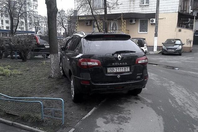 'Герои парковки': водители джипов показали свою 'культуру'