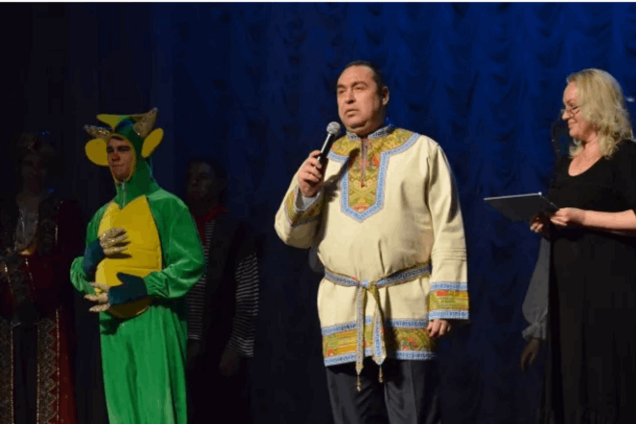 Главарь 'ЛНР' вырядился в 'растолстевшего богатыря' и вышел на сцену вместе с рогатой черепахой: фотофакт