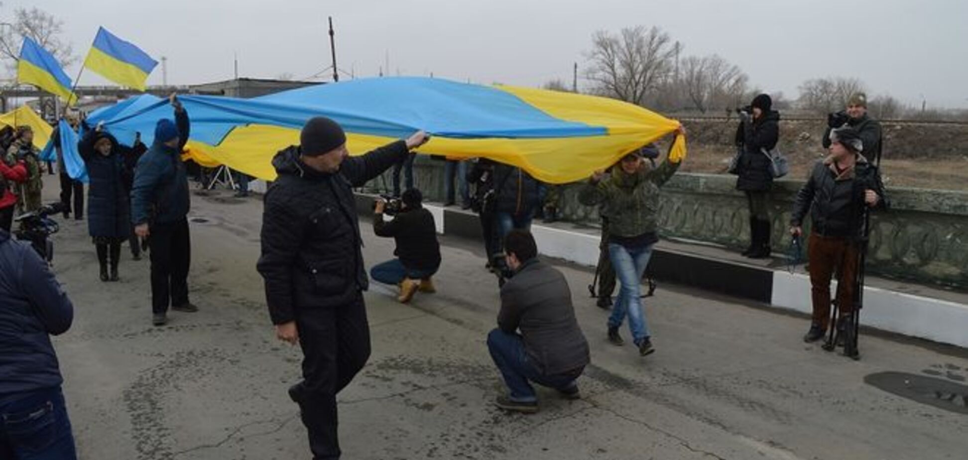 На Луганщине без помощи властей восстановили разрушенный боевиками мост