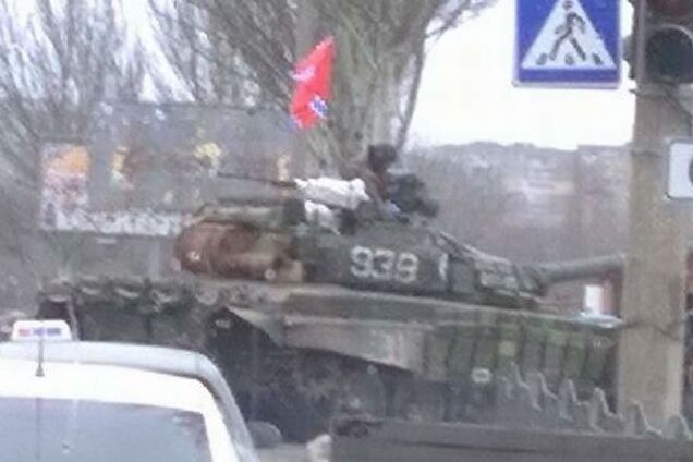 По оккупированному Донецку свободно разъезжают танки боевиков. Фотофакт