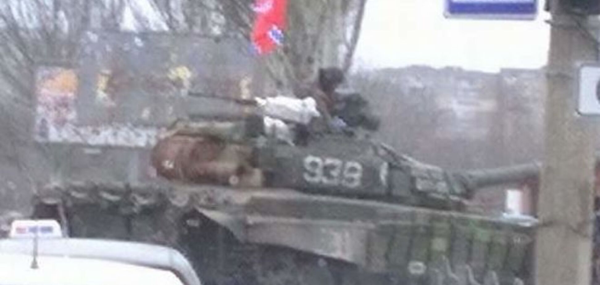 По оккупированному Донецку свободно разъезжают танки боевиков. Фотофакт