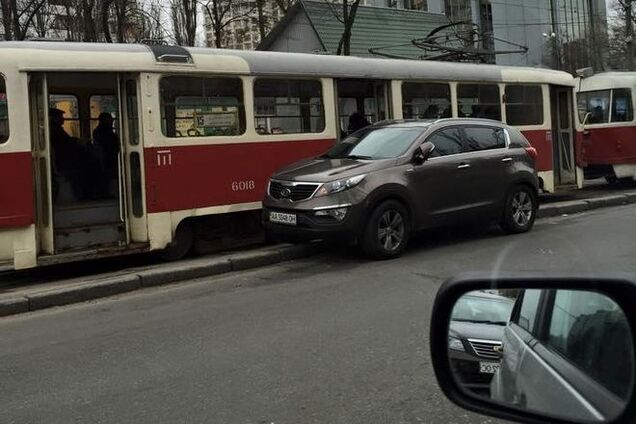 'Герой парковки': 'заботливый' водитель встречает пассажиров трамваев
