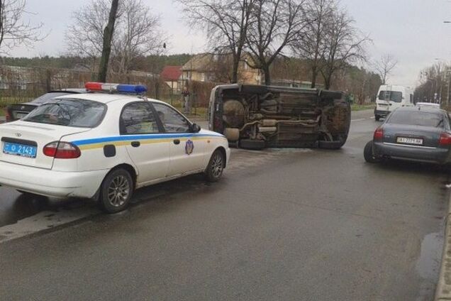 В Киеве из-за кота перевернулся 'Ниссан': фото с места ДТП