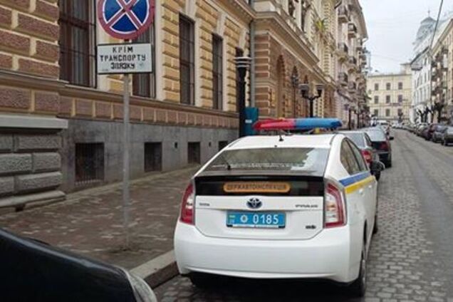 'Герой парковки': в Черновцах ГАИшники 'обеспечили связь с коррупцией'