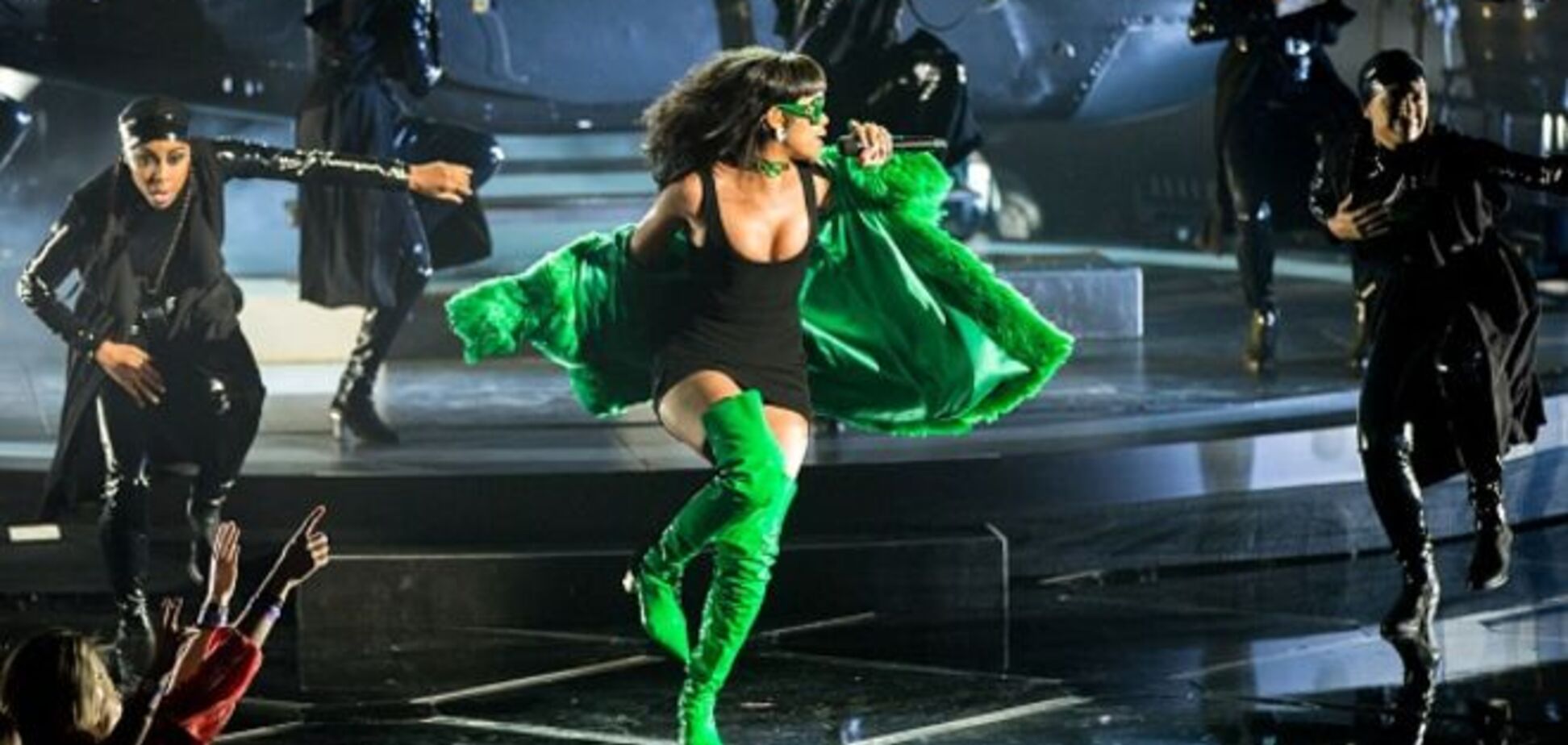 Из-за странного наряда блогеры сравнили Рианну с героем комиксов про Бэтмена