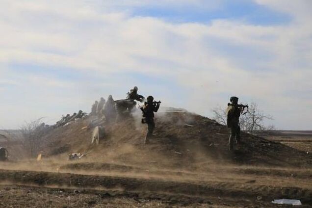 Боевики уже более часа обстреливают 'азовцев' в районе Широкино и Бердянского