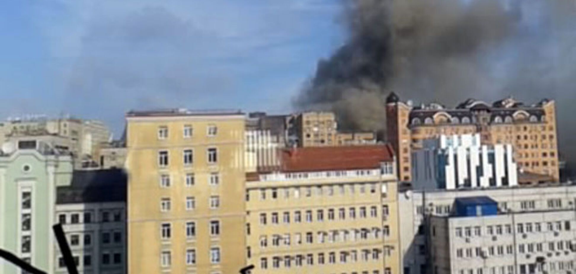 Пожар в офисном здании в центре Киева: опубликованы фото и видео 
