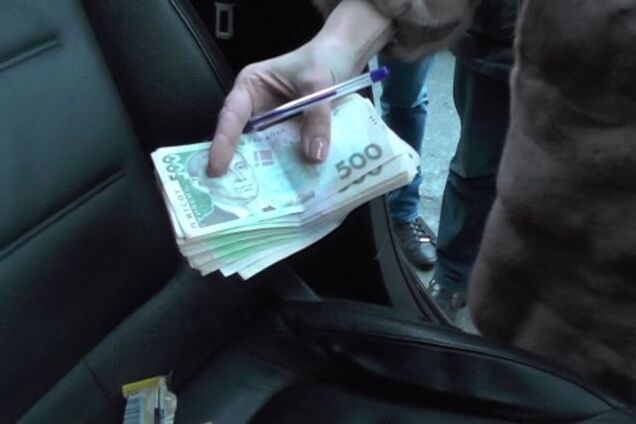 В Киеве взяточники-чиновники при задержании забаррикадировались в автомобиле