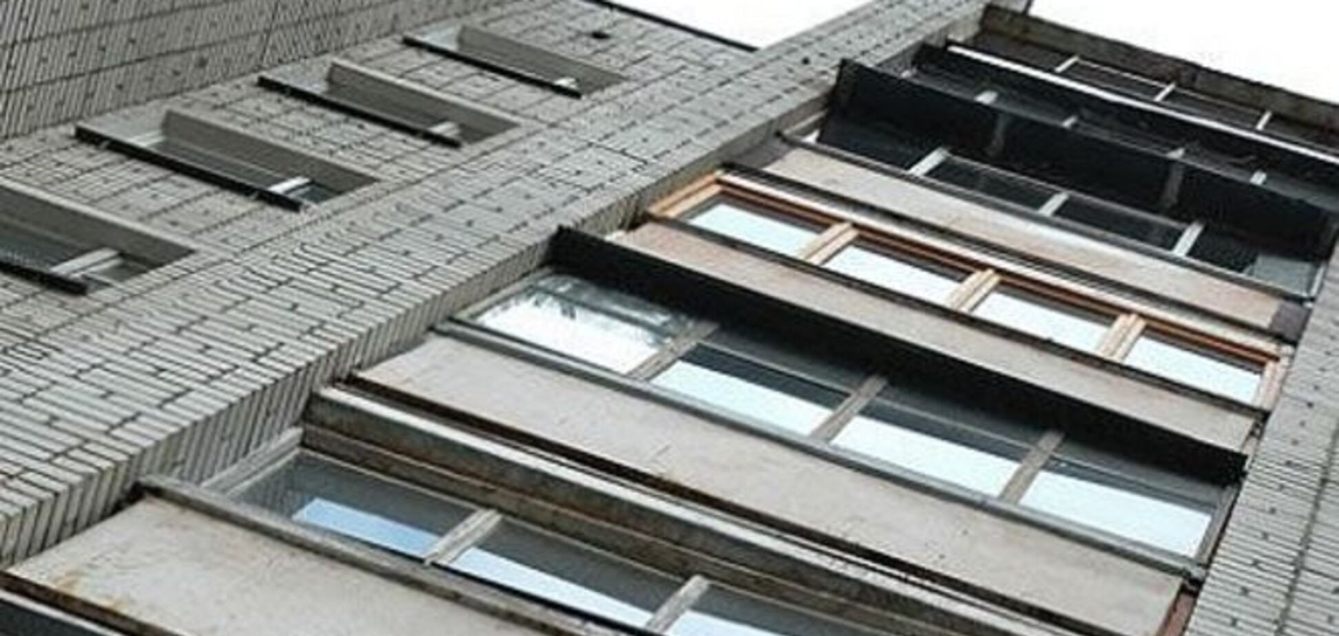 В Киеве мужчина выпрыгнул из окна 8 этажа