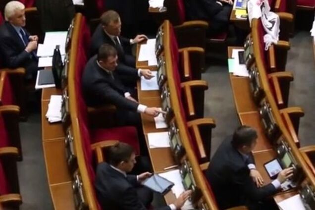 В Раде снова засекли 'кнопкодавов': опубликовано видео
