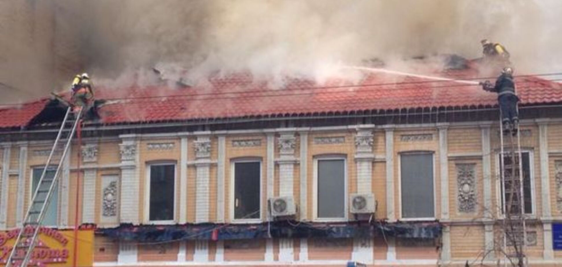 В Киеве при тушении пожара погибли двое спасателей: обвалился потолок