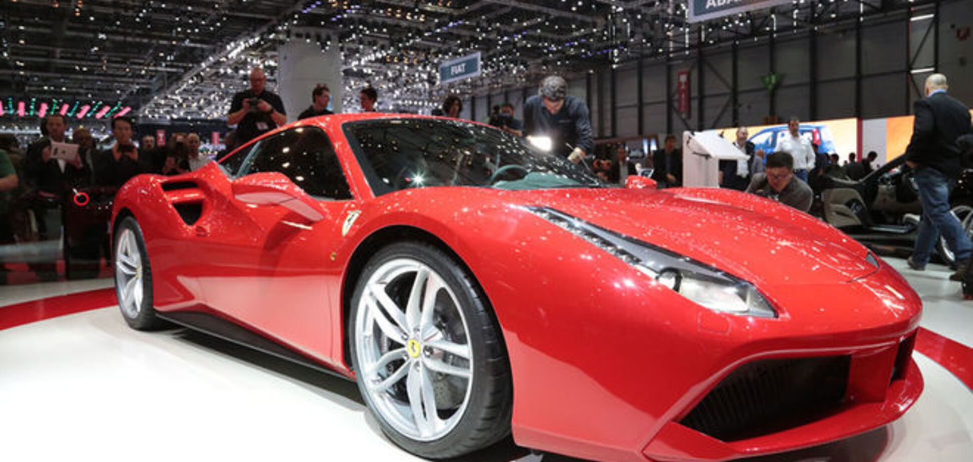 Ferrari показала бомбовый спорткар 488 GTB: роскошные фото