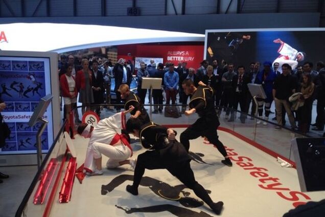 В Женеве устроили бойню на презентации Toyota Avensis