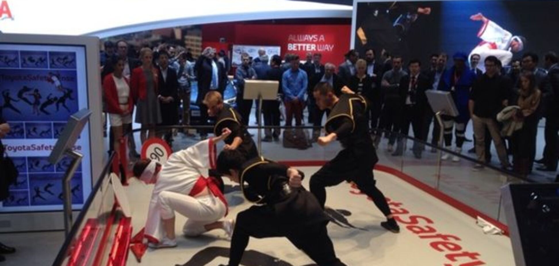 В Женеве устроили бойню на презентации Toyota Avensis