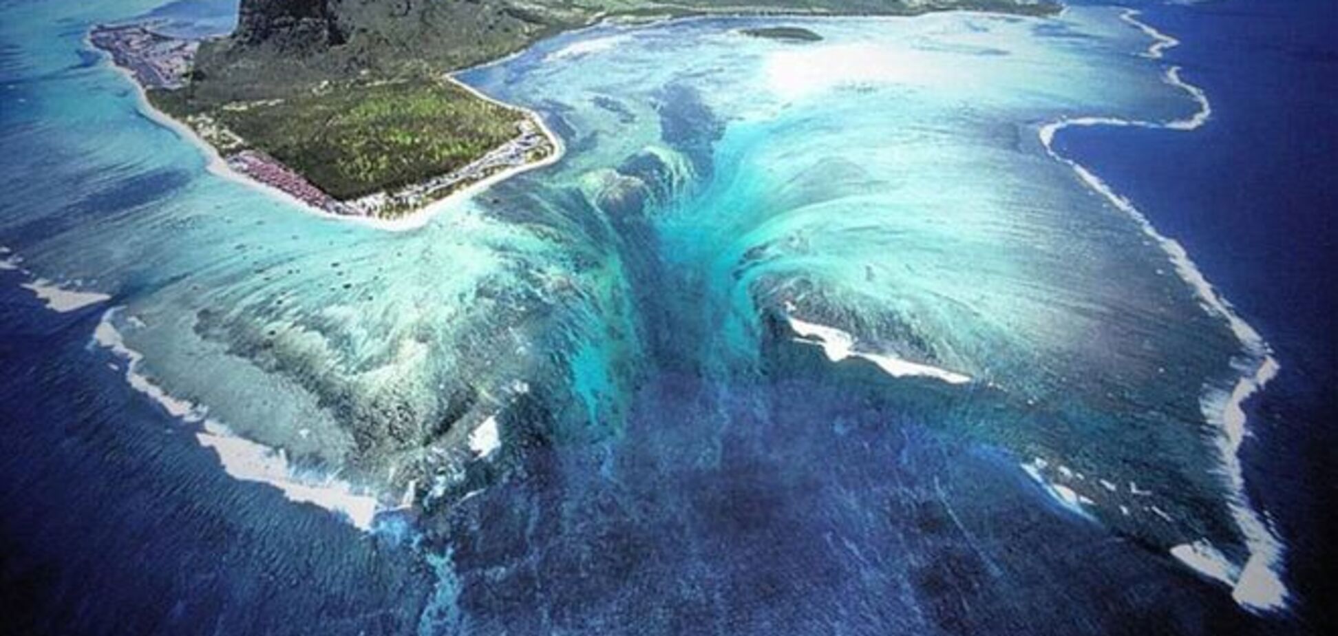 Потрясающие снимки подводного водопада возле Маврикия