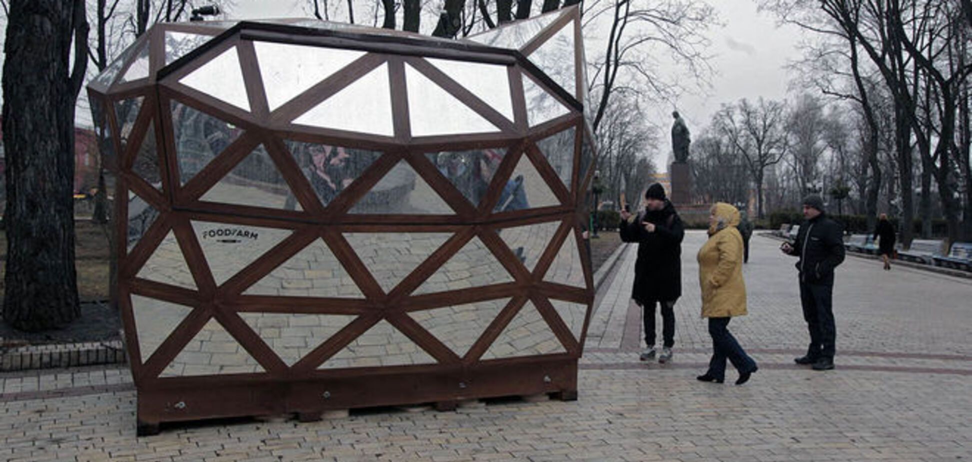 В Киеве установили четвертый в мире зеркальный киоск: опубликованы фото