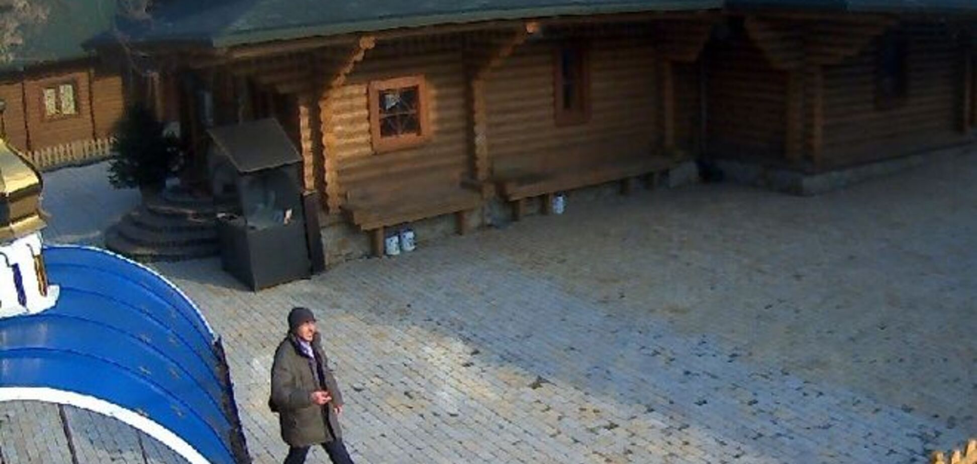 В Киеве неизвестный с пистолетом ограбил храм и ранил женщину: опубликованы фото