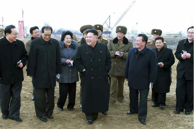 СМИ рассказали о дальнейшей судьбе участников групповых фото с Ким Чен Ыном