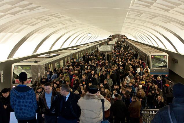 Безрукий 'ополченец' просит милостыню в московском метро: видеофакт