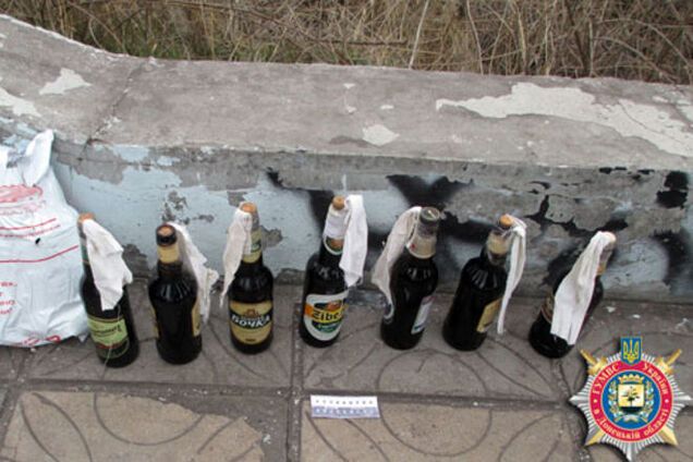 В одном из парков Мариуполя нашли бутылки с коктейлем Молотова: фотофакт