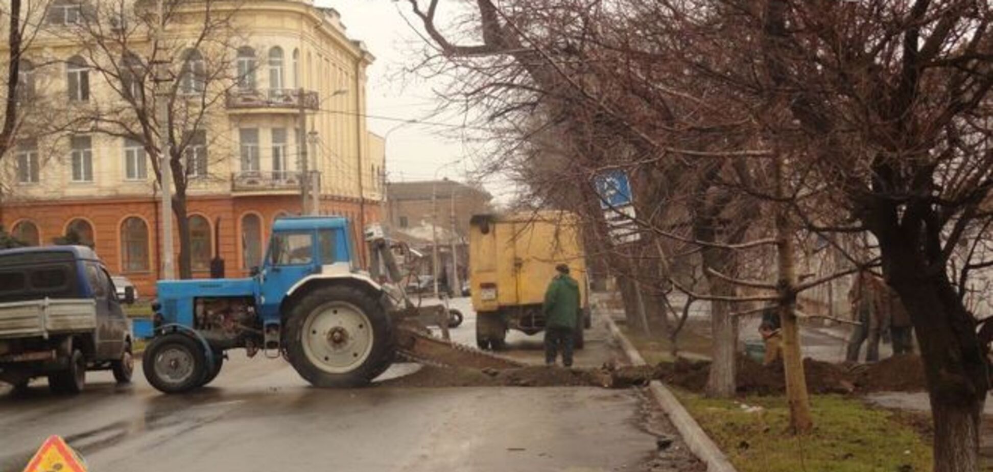 У Маріуполі розпиляли навпіл дорогу, щоб дістати 'антикварну' трубу: фотофакт