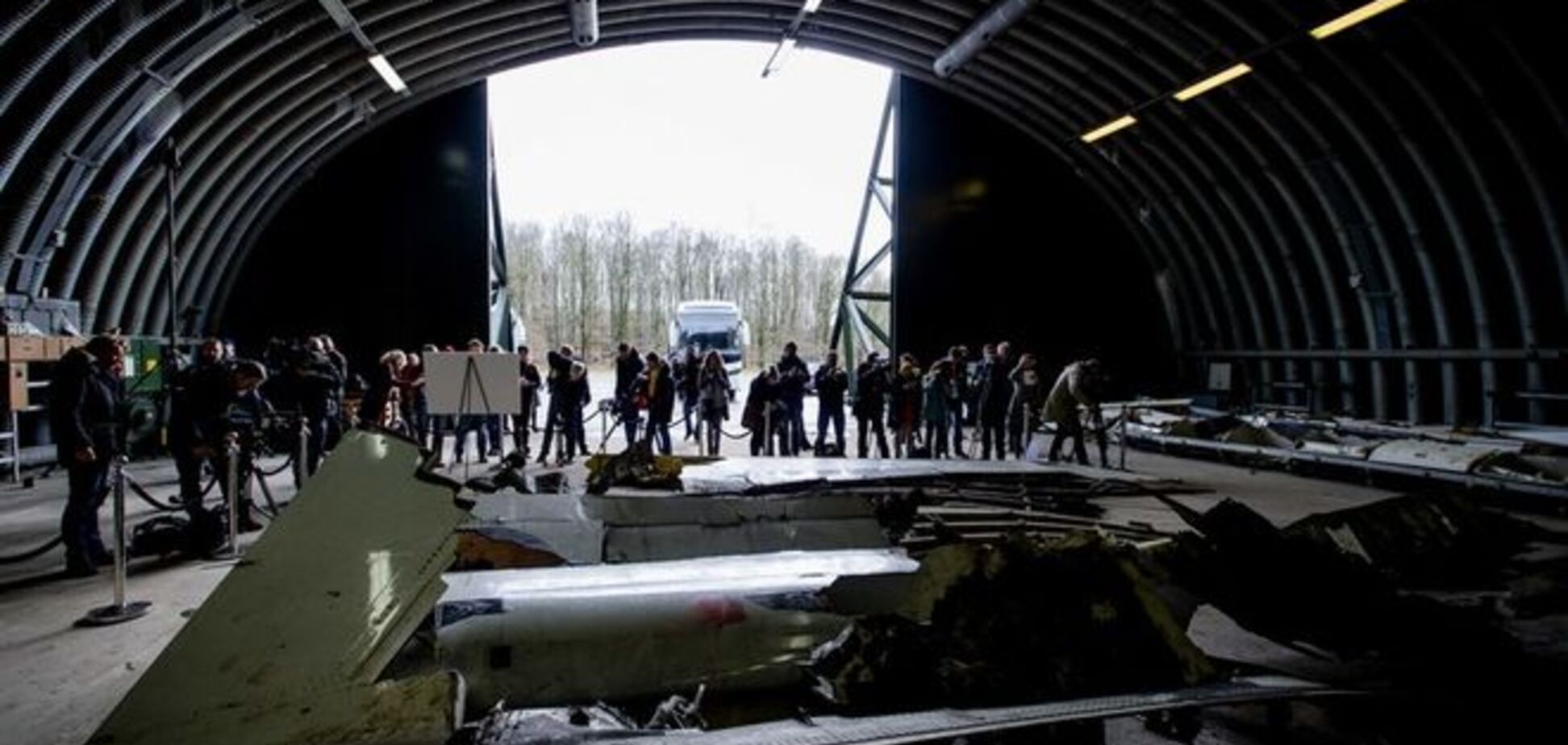 Родственникам погибших пассажиров впервые показали обломки сбитого Boeing-777: опубликованы фото