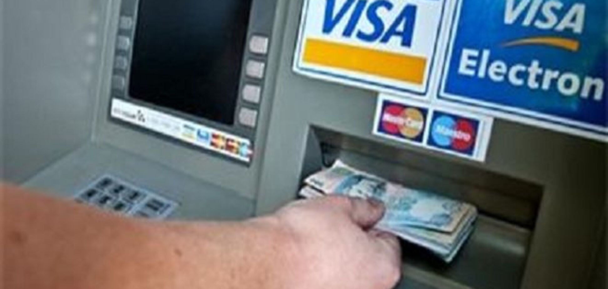 Нацбанк запретил снимать доллары с карточек