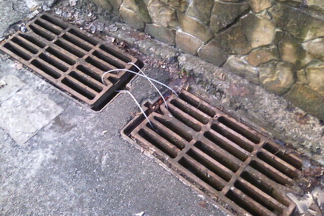 Как в Киеве борются с воровством ливнесточных решеток: фотофакт