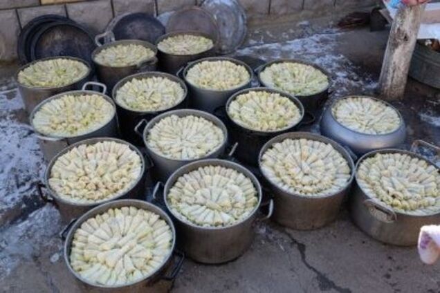 Праздник желудка: буковинцы приготовили для бойцов АТО 157 ведер 'гастрономической радости': фотофакт