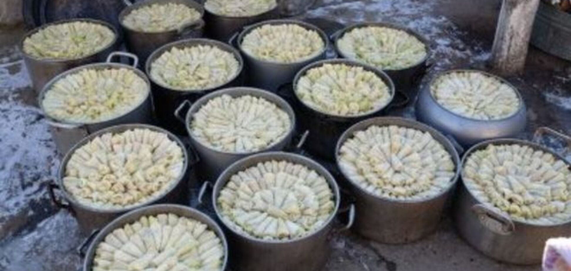 Свято шлунку: буковинці приготували для бійців АТО 157 відер 'гастрономічної радості': фотофакт