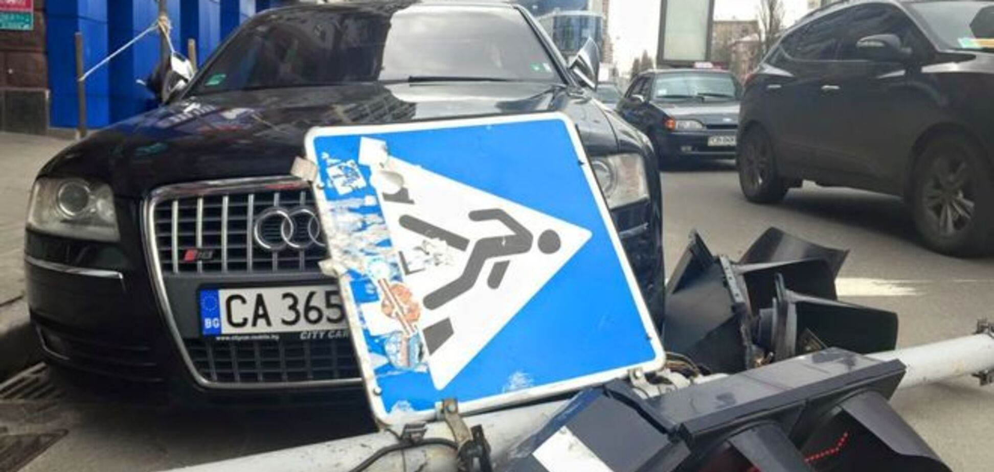 В центре Киева светофор упал на иномарку: фотофакт