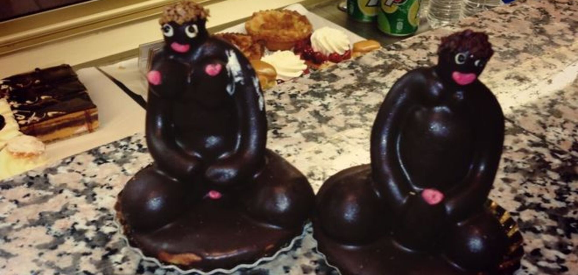 Французского кондитера раскритиковали за 'голые и расистские' пирожные