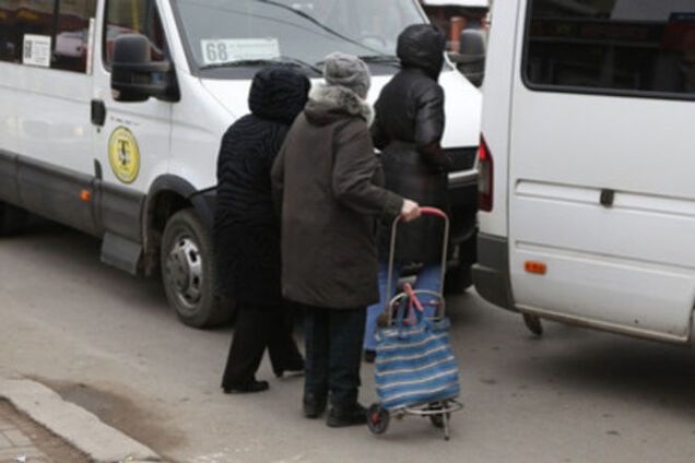 Умом Россию не понять: пассажиры вытолкали женщину из маршрутки, чтобы поехать по аварийному мосту
