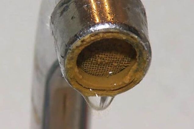 В Донецке вода из крана стала зеленой с резким запахом: жителей уверяют, что ее можно пить