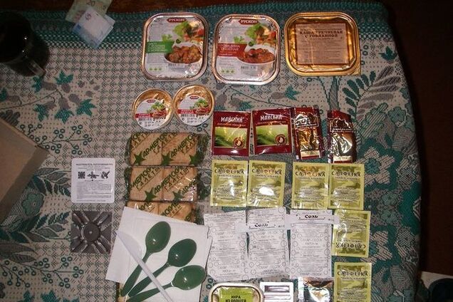 Боевики 'ДНР' припрятали сотни тонн продуктов, а местных подкармливают армейскими пайками: фотофакт