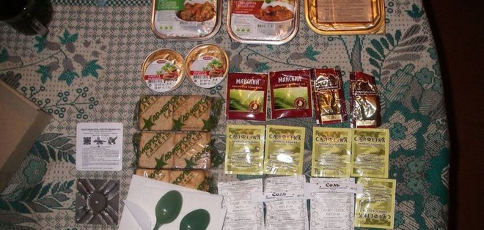 Боевики 'ДНР' припрятали сотни тонн продуктов, а местных подкармливают армейскими пайками: фотофакт
