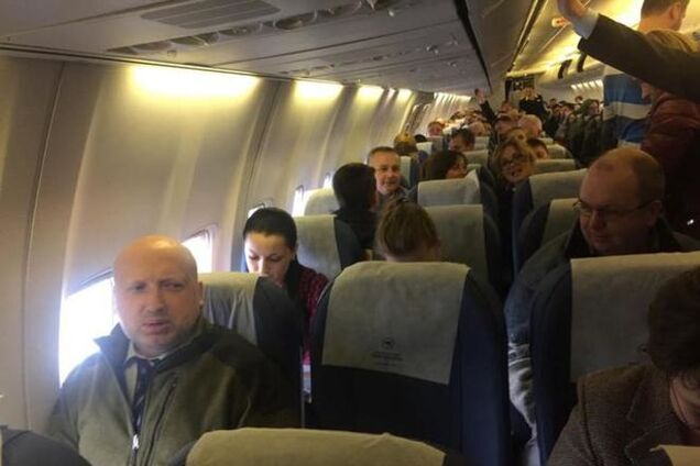 Турчинов улетел с официальным визитом в Польшу на обычном самолете: фотофакт