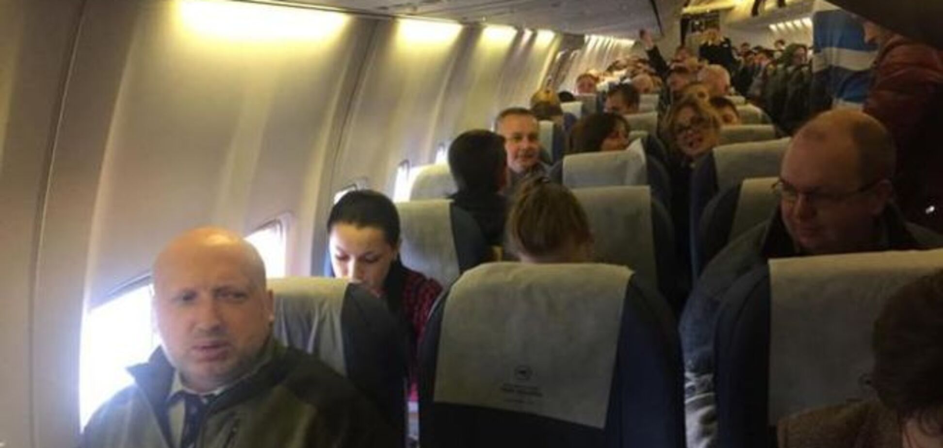 Турчинов полетів з офіційним візитом до Польщі на звичайному літаку: фотофакт