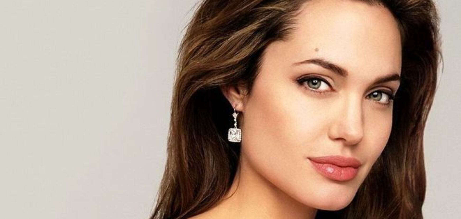 Как превратиться в Анджелину Джоли с помощью макияжа: топ-10 видео-уроков мейкапа