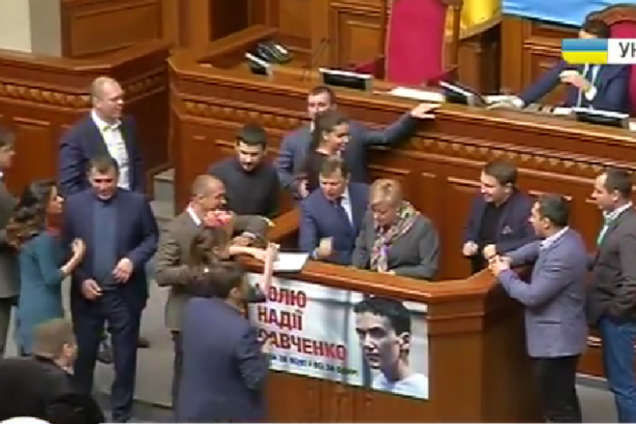 Нардепы с криками 'Ганьба!' и 'Воровка!' сорвали доклад Гонтаревой и заблокировали трибуну